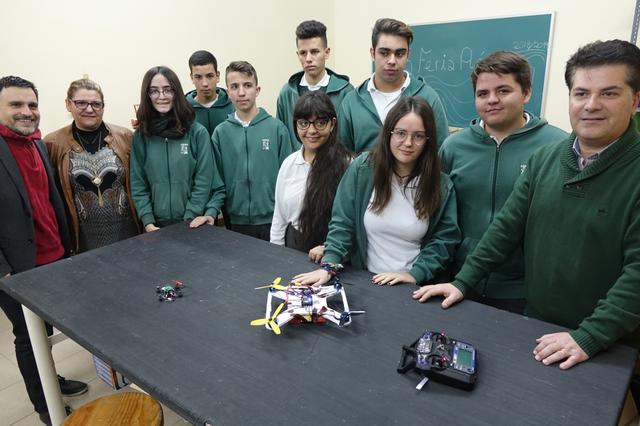 Los colegios Santa Maria, La Milagrosa y Sant Josep de Ontinyent exponen 3 drones en la V Feria Aérea de Valencia 