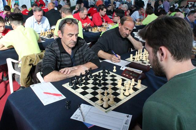 Partida simultània d’escacs en el carrer Martínez Valls