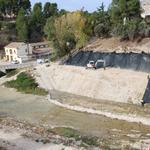 Avancen els treballs previs a la futura passarel·la sobre el riu Clariano