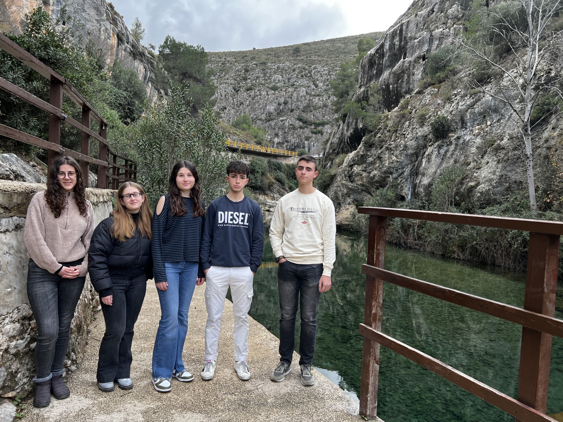 Los cinco alumnos de la Vall d'Albaida becados, en el Pou Clar