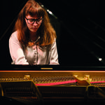 Triple reconeixement per a la pianista Deva Mira