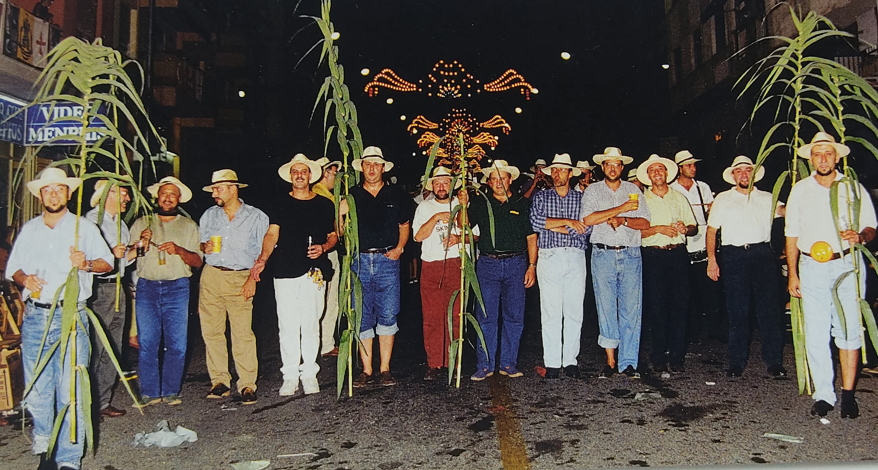 La comparsa Kábilas desfila en els Alardos de 1999