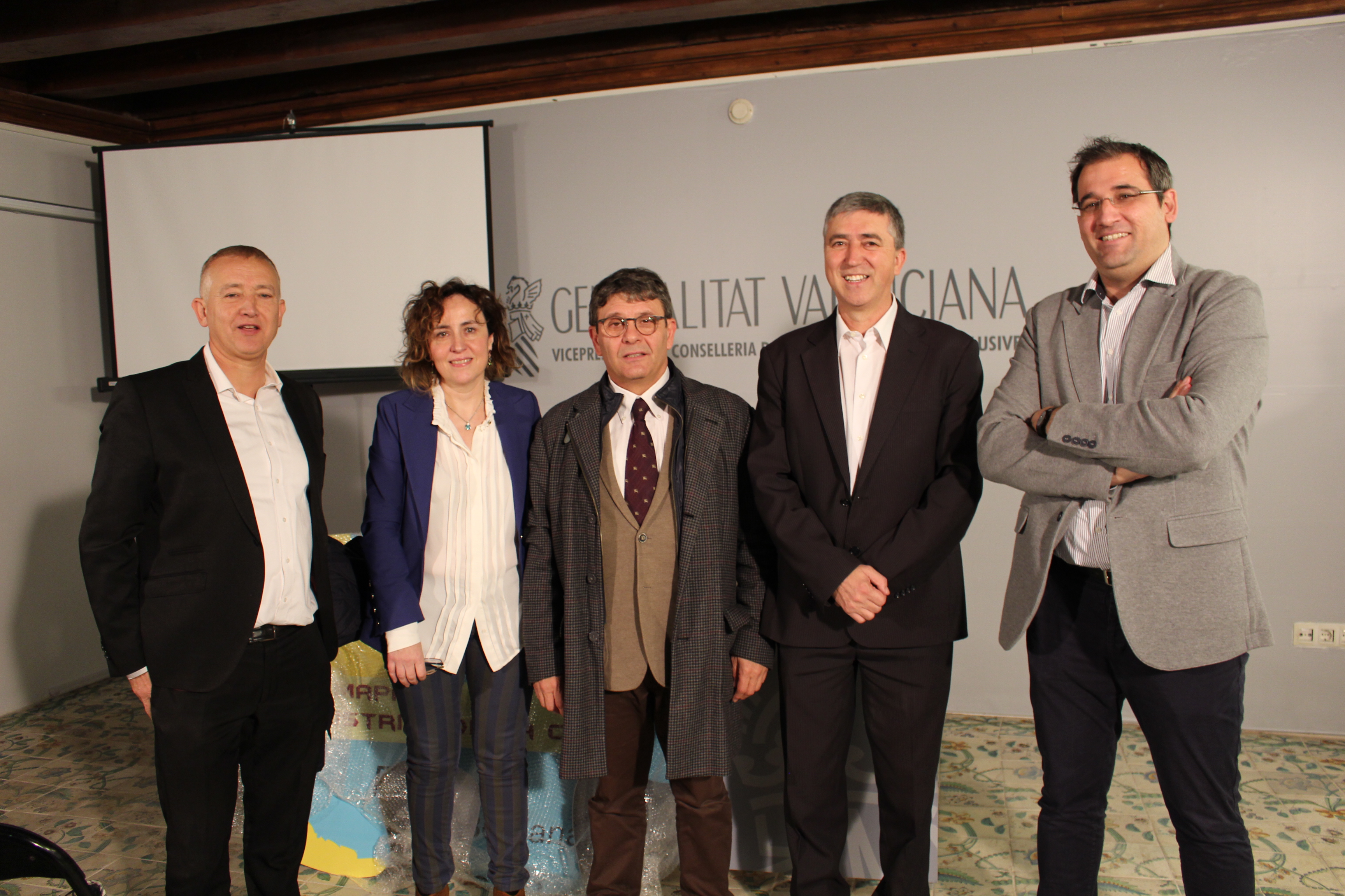 Representantes de la Plataforma por la Reindustrialización con el conseller Climent y la directora del IVACE, Julia Company, en la presentación del mapa del suelo industrial de la Comunidada Valenciana