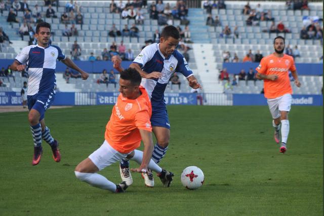 Al Ontinyent se le escapa la victoria en el descuento
