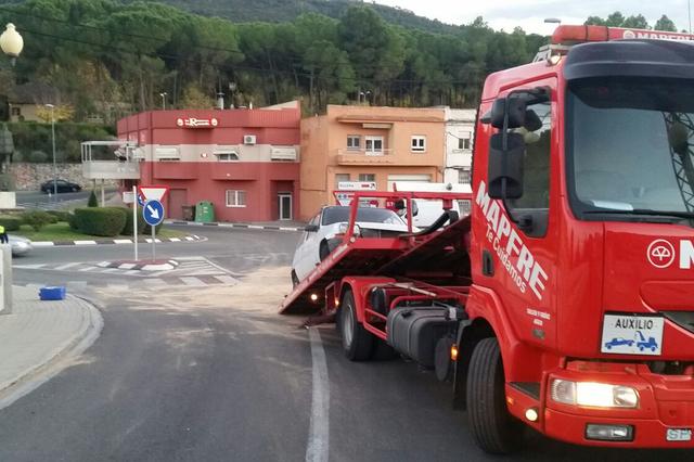 Dos coches chocan en el puente de entrada a Bocairent 
