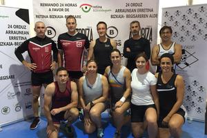 C.Gandía, de rodillas, en el centro