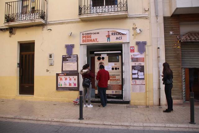 La máquina de reciclaje inverso desborda todas las previsiones