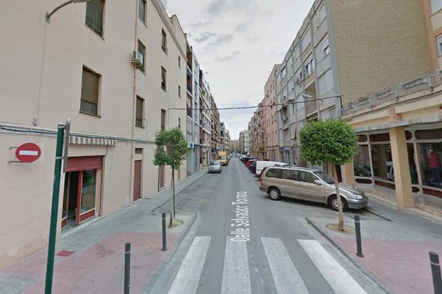 El fort vent causa danys en vivendes i arbres
