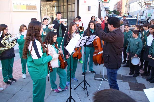 El col·legi Santa Maria ix al Mercat de Dilluns per celebrar el Nadal