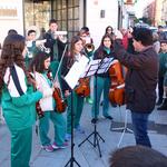 El col·legi Santa Maria ix al Mercat de Dilluns per celebrar el Nadal