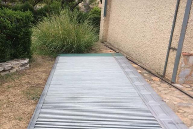 Un home mor al caure-li damunt la porta automàtica de la caseta