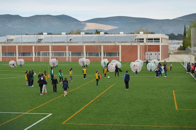400 escolars d’Ontinyent inauguren la gespa del poliesportiu