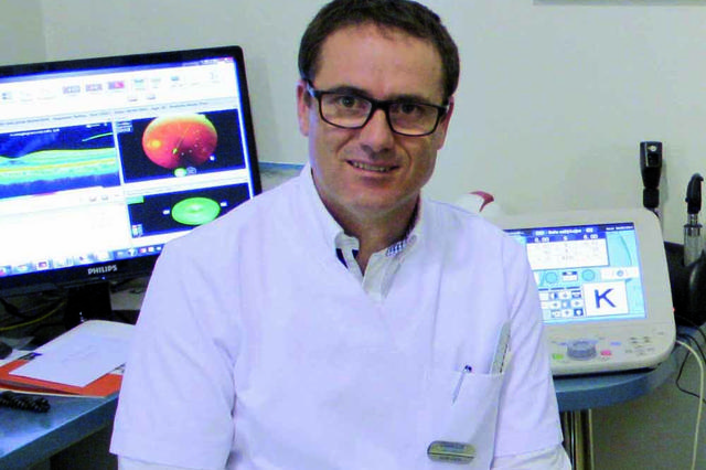 El óptico Javier Cantó, en el estudio de una lente oftálmica "refrescante"