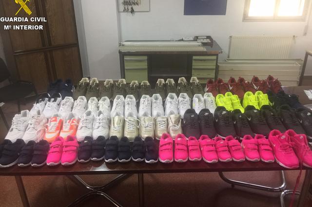 La Guardia Civil de Ontinyent confisca zapatillas de deporte falsificadas 