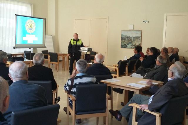 La Policía Local de Ontinyent imparte una charla sobre seguridad 