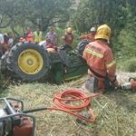 Rescatan a un hombre atrapado por un tractor en l'Olleria