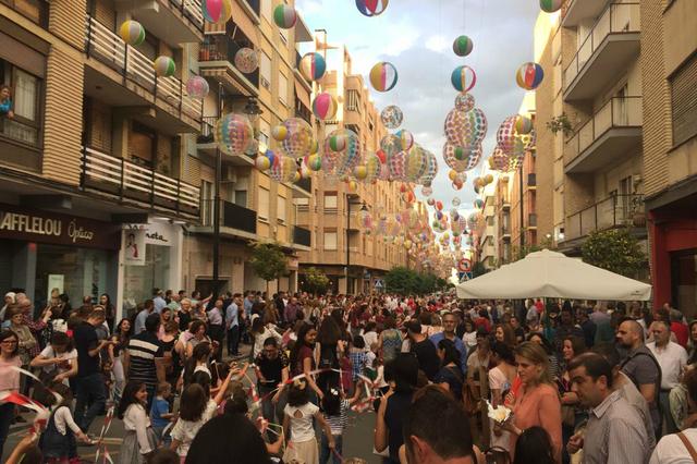 Milers de persones gaudeixen de la inauguració de “Ontinyent al Carrer” 