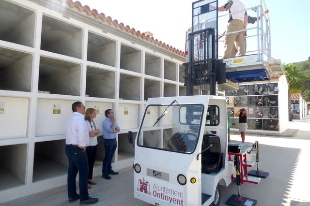 Un nou vehicle elèctric farà més segur el treball al cementeri municipal d’Ontinyent