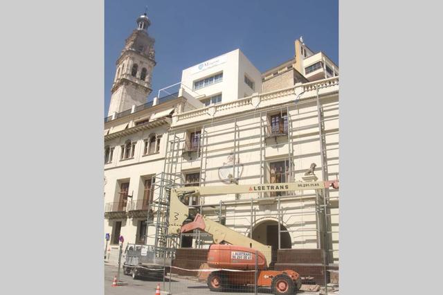 Comença el muntatge del castell de Festes en la plaça Major