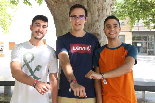 Tres joves ontinyentins creen la polsera morocristiana