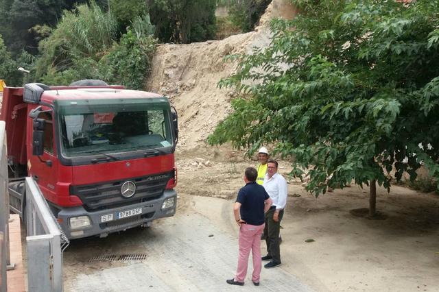 Ontinyent executa la demolició d’una casa en ruïna del Carrer Barranquet 8 