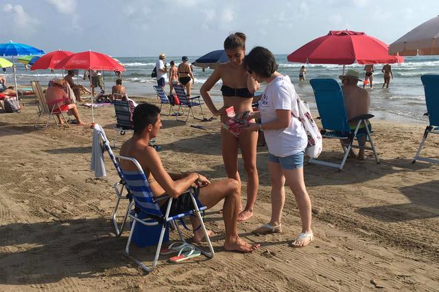 Ontinyent promociona en primera línea de playa sus fiestas de Moros y Cristianos
