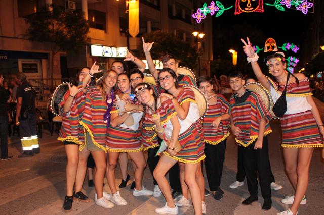 Els Alardos posen color als carrers d’Ontinyent