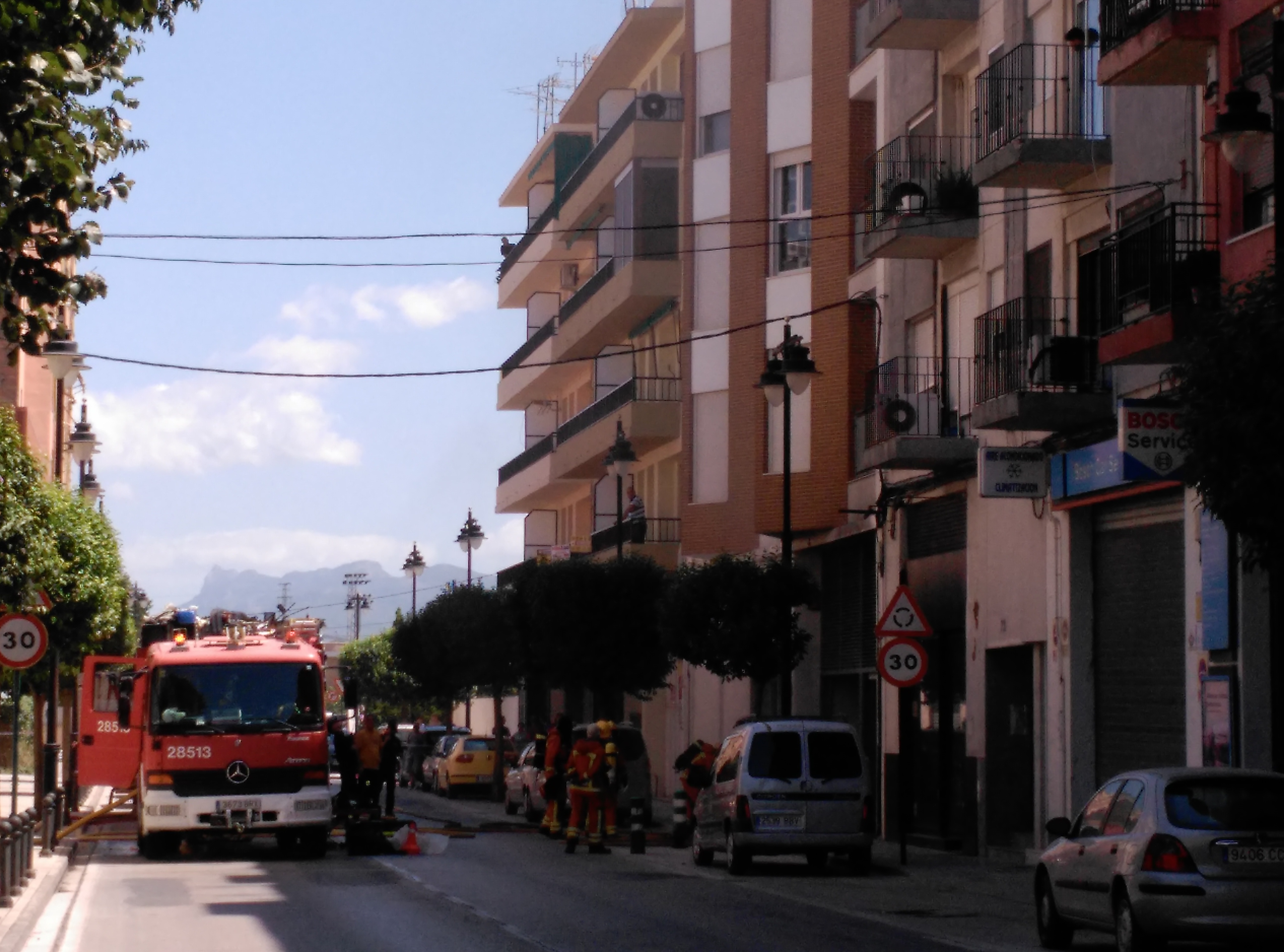 Los bomberos extinguiendo el incendio