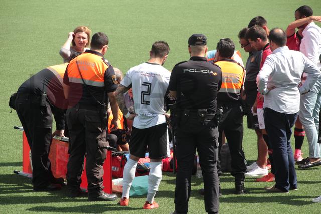 Álvaro Campos y sus progenitores atienden a un jugador del Mallorca