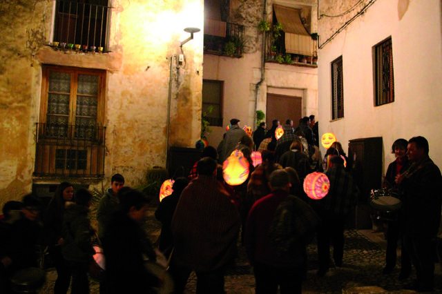 Vecinos del barrio medieval de Bocairent piden que no se recorte el recorrido de los actos festeros por el barrio