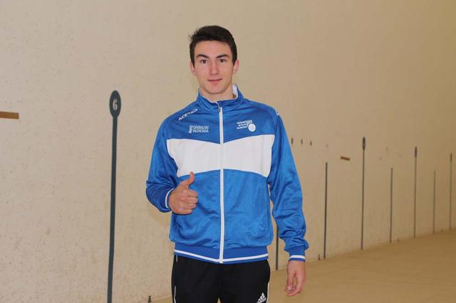 Iván Esparza, la jove promesa ontinyentina de la pilota valenciana 