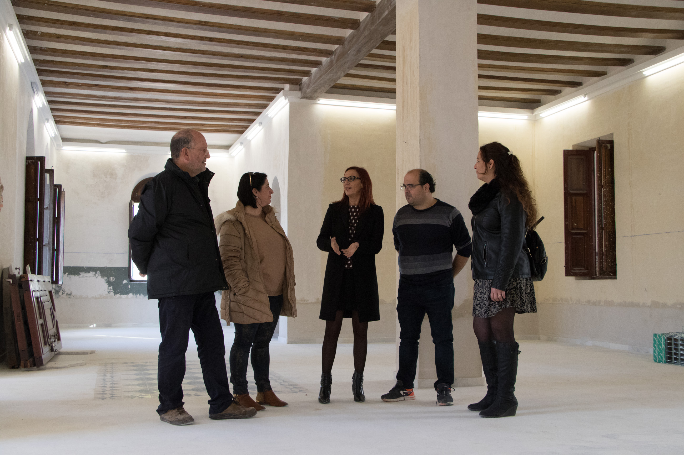 Maria Josep Amigó con el alcalde de Montaverner, Juli Juan, y concejales durante la visita al Convento de las Capuchinas.