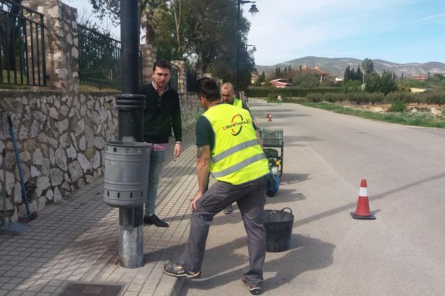 Advierten del peligro que causa el pis de perros en las farolas de la vía pública
