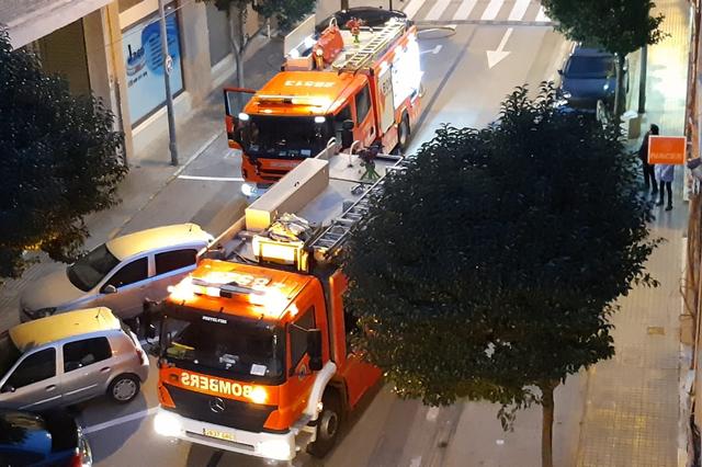 S’incendia un traster en l’avinguda Torrefiel d’Ontinyent