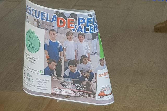 Es fa passar per membre d'un suposat club de pilota per a estafar en comerços 