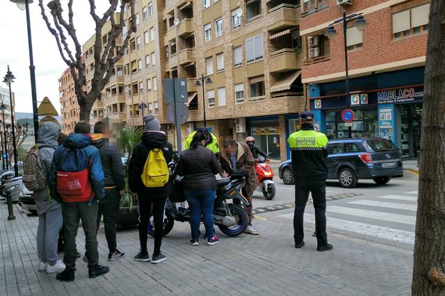 Accident entre una moto i un cotxe en l’avinguda Albaida