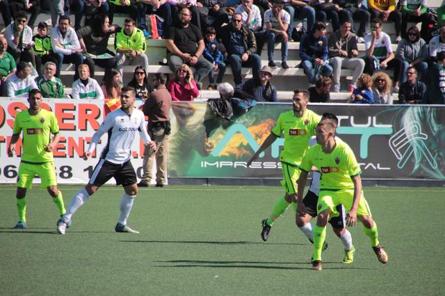 El Ontinyent gana al Elche en el descuento