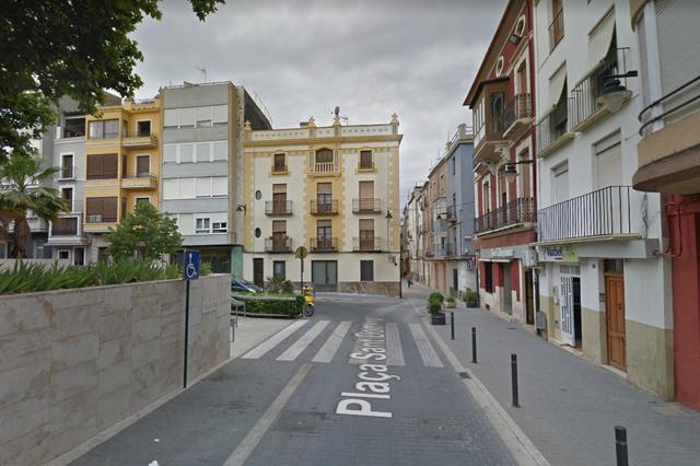 Un conductor begut circula fent esses per la plaça de Sant Domingo