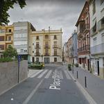 Un conductor begut circula fent esses per la plaça de Sant Domingo