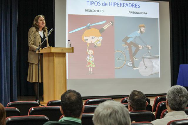 Ontinyent retoma la Escuela de Padres y Madres con una charla sobre la hiperpaternidad