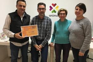 Miguel Angel Sarrió feia entrega del diploma del premi a ANIMA