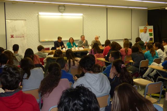 Alumnos del Jaume I resuelven sus dudas sobre Sostenibilidad