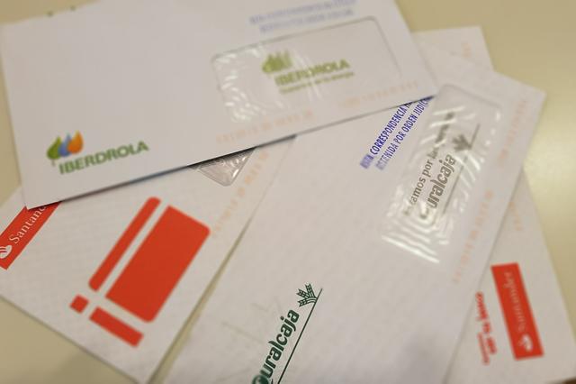 Correos reparte en Ontinyent las cartas que se quedó el cartero detenido en 2015