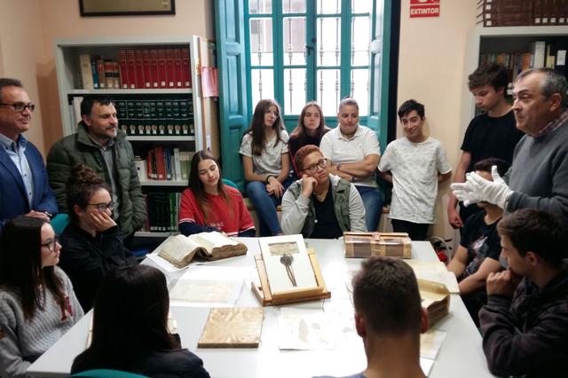 Els estudiants  coneixen la història d’Ontinyent a través dels documents de l’Arxiu Municipal