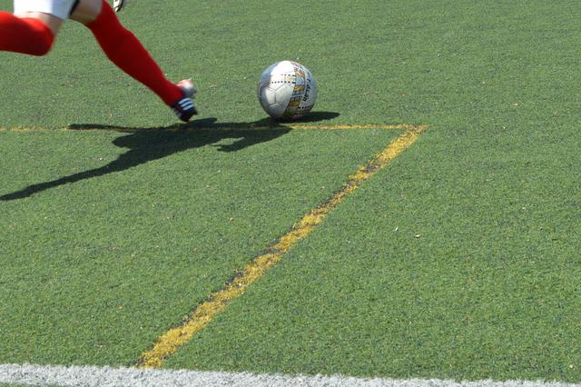 Detingut un porter per agredir a un jugador durant un partit de futbol en Ontinyent