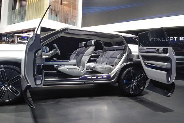 L'ontinyentí Rafael Sanchis presenta el seu nou disseny de cotxe en el saló de Pequín