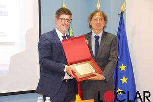 Càndid Penalba entrega la placa a León Grau