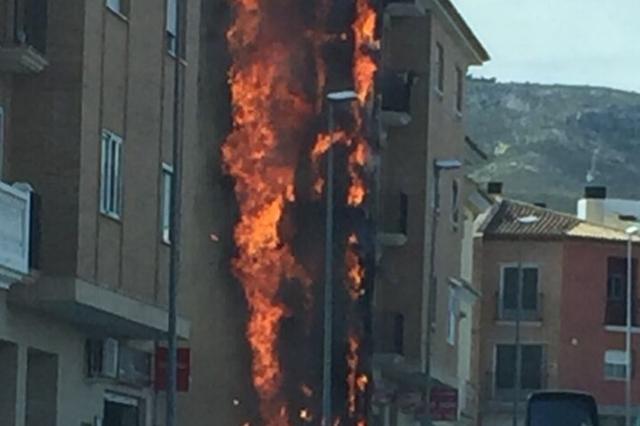Espectacular incendio en un edificio de viviendas de Albaida