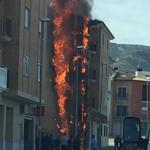 Espectacular incendio en un edificio de viviendas de Albaida