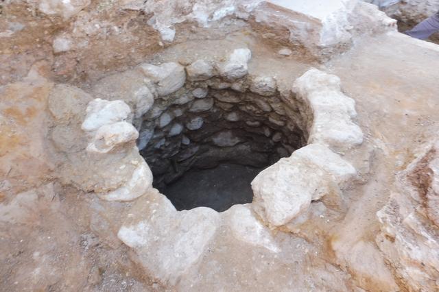 Descubren un pozo del siglo XII en el barrio de La Vila de Ontinyent